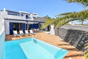 Pool - Villa "Coloradas Beach" near the beach with sea views and pool (Playa Blanca)