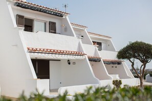 Exterior - Holiday Apartment El Faro 8 with Sea View, Wi-Fi, Terrace & Shared Pool (Cap d'Artrutx)