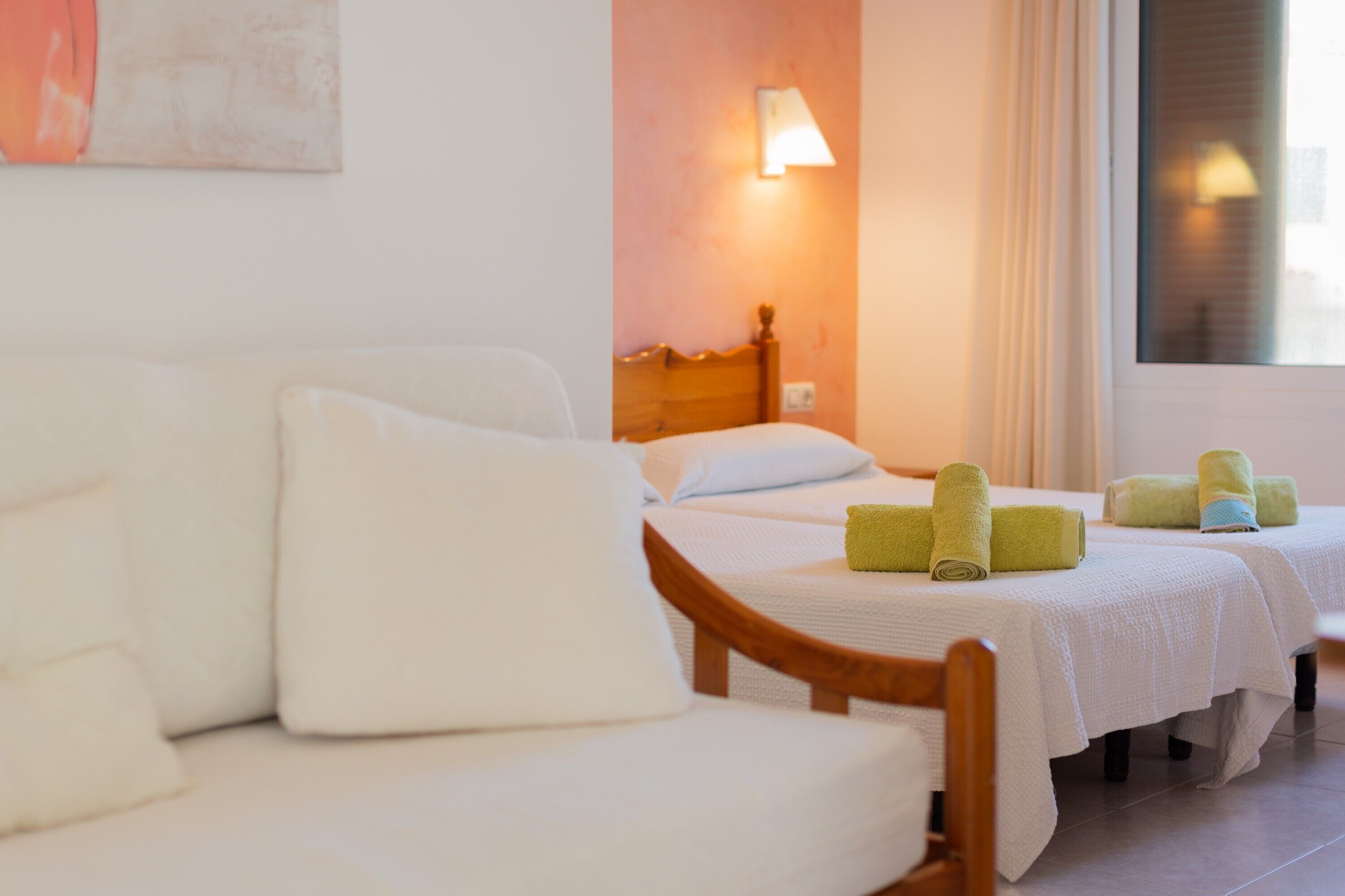 2 dormitorios, tabla de planchar con plancha, wifi gratis y ropa de cama