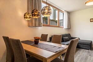 Dining - Apartment "Golserhof" with Wi-Fi, Terrace & Mountain View (Meran)