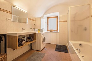 浴缸、吹风机、毛巾