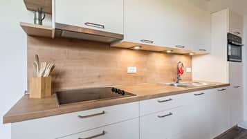 Kjøleskap, ovn, kokeplater og oppvaskmaskin