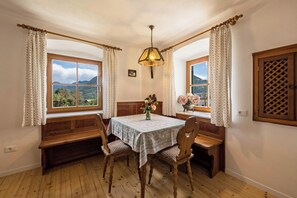 Dining - Apartment "Golserhof" with Wi-Fi, Terrace & Mountain View (Meran)
