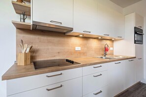 Frigorifero, forno, piano cottura, lavastoviglie