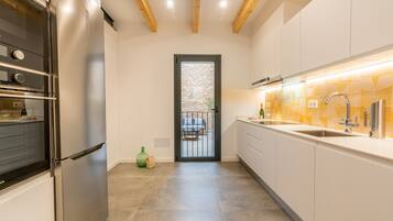 Kylskåp, mikrovågsugn, ugn och spishäll