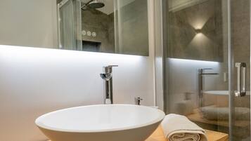 Een douche, een haardroger, handdoeken