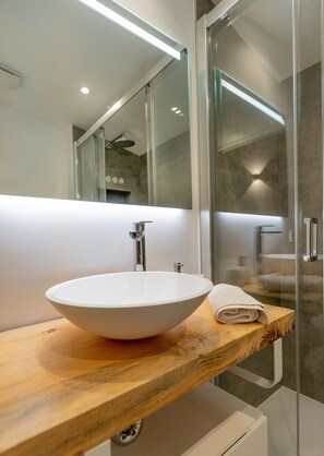 Douche, sèche-cheveux, serviettes fournies