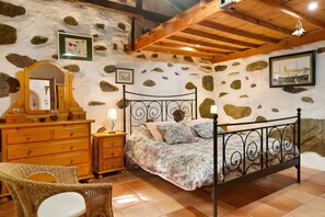 3 bedrooms, free WiFi, bed sheets - Holiday Home "Casa Los Pinos" with Terrace and Mountain Views (Agüimes)