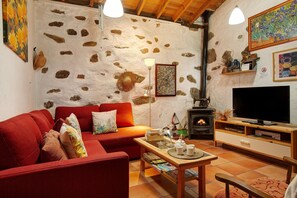 TV, fireplace - Holiday Home "Casa Los Pinos" with Terrace and Mountain Views (Agüimes)