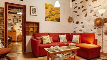 Een televisie en een open haard