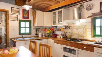 Een koelkast, een magnetron, een kookplaat, een vaatwasser