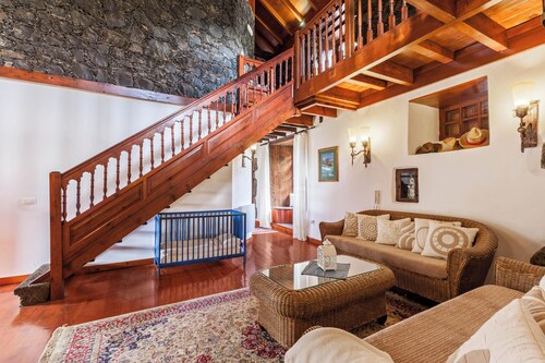 Finca "Los Viñedos Casa Rural" avec vue sur la mer, piscine commune, Wi-Fi, terrasse et jardin