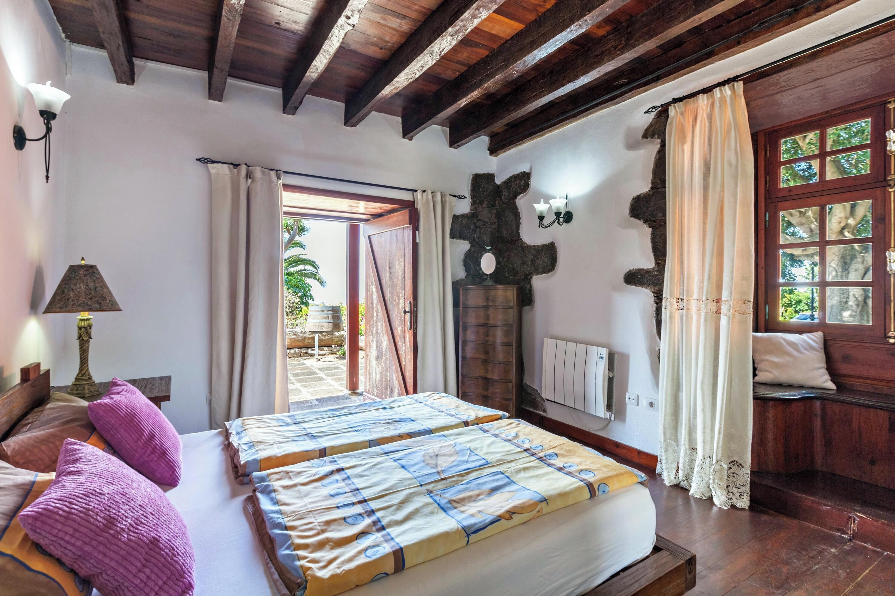 5 slaapkamers, een strijkplank/strijkijzer, gratis wifi, beddengoed