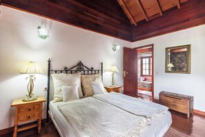5 bedrooms, iron/ironing board, free WiFi, bed sheets - Finca "Los Viñedos Casa Rural" with Sea View, Shared Pool, Wi-Fi, Terrace & Garden (Tacoronte)