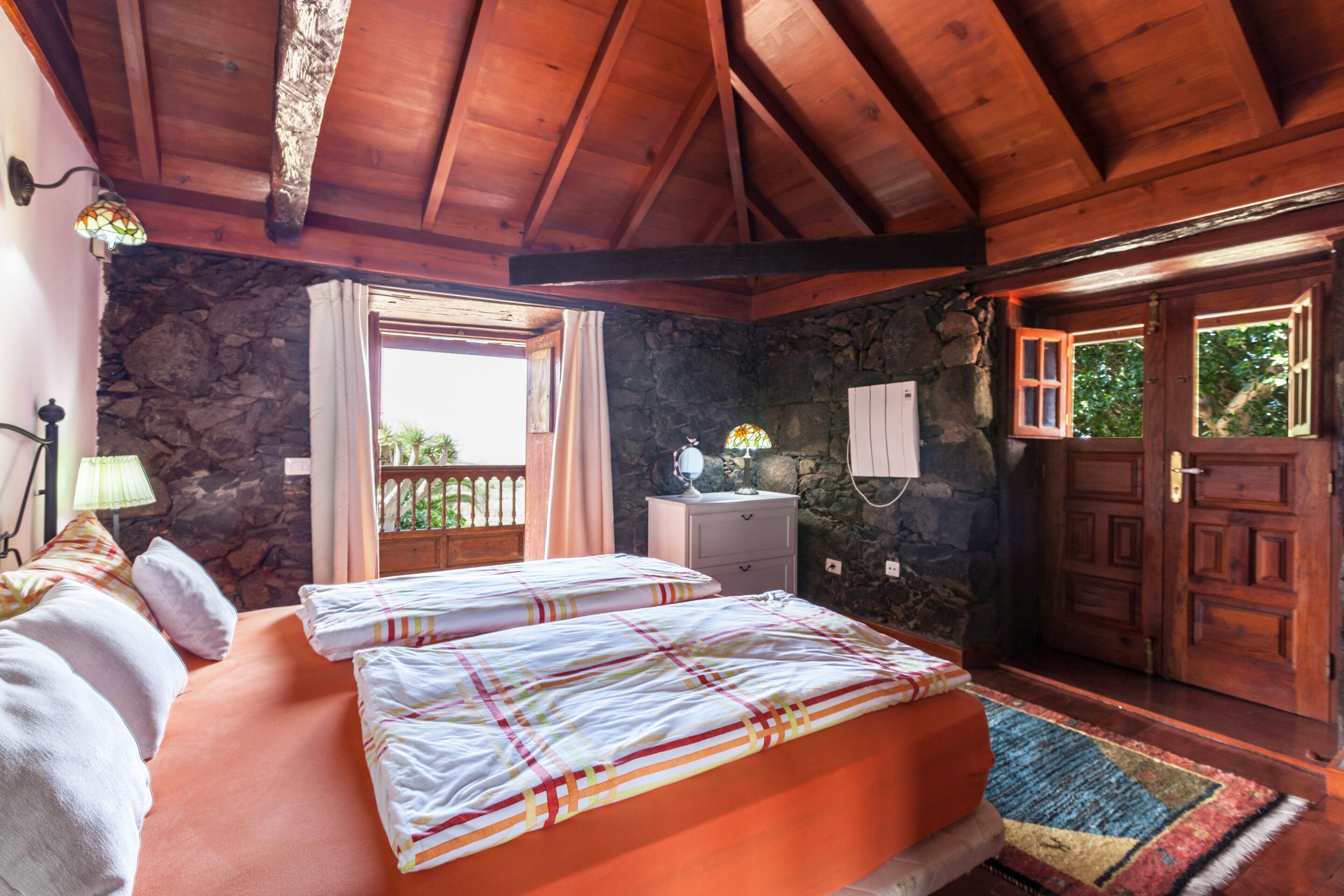 5 habitaciones, tabla de planchar con plancha y wifi gratis 