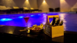 Outdoor pool, open 8:00 AM to 6:00 PM, pool umbrellas, sun loungers - WoodRock Hotel Manali (Manali)