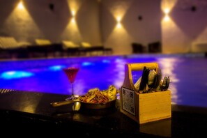 Piscine extérieure, parasols de plage, chaises longues