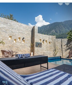 Outdoor pool, open 8:00 AM to 6:00 PM, pool umbrellas, sun loungers - WoodRock Hotel Manali (Manali)