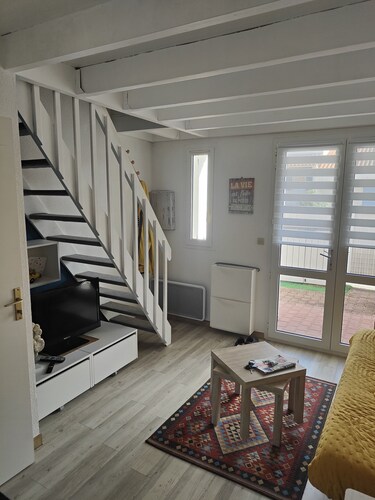 Comfortable villa in residence with swimming pool and tennis court, 600 m from the beach.