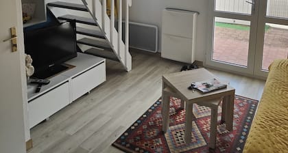 Comfortable villa in residence with swimming pool and tennis court, 600 m from the beach.