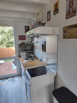 冰箱、微波炉、烤箱、炉灶