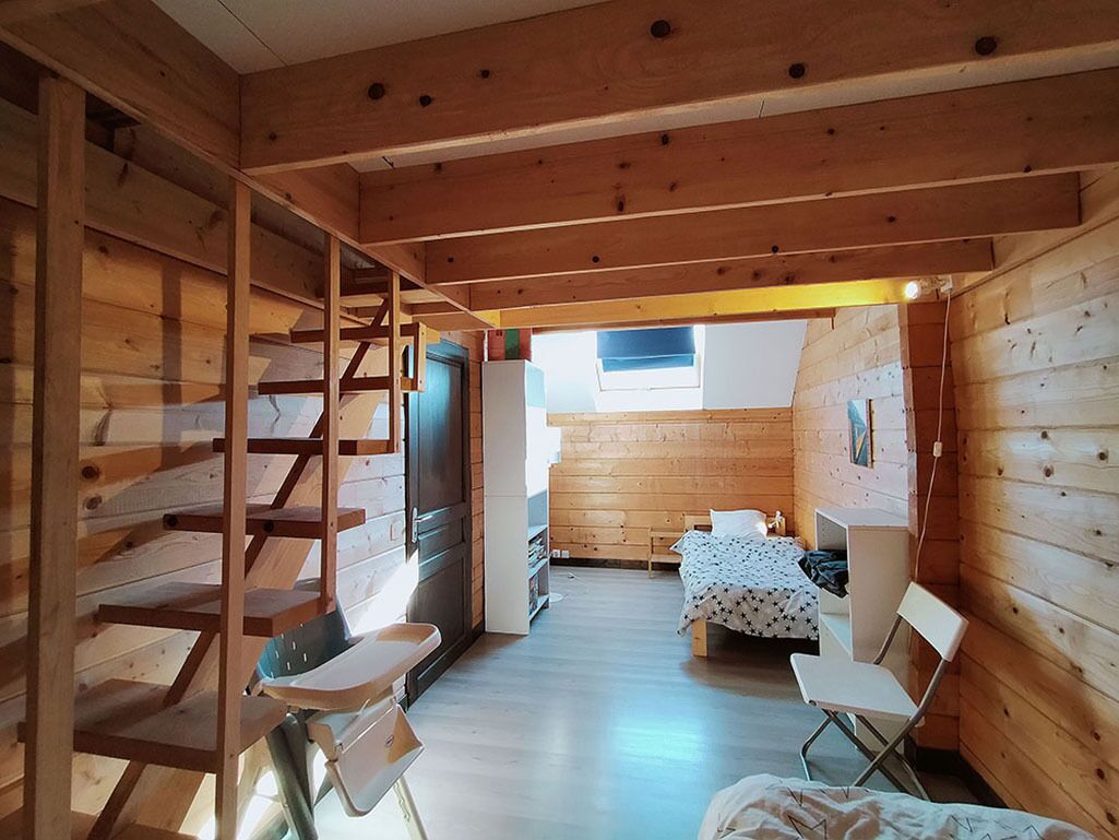 2 bedrooms, desk, iron/ironing board, travel cot