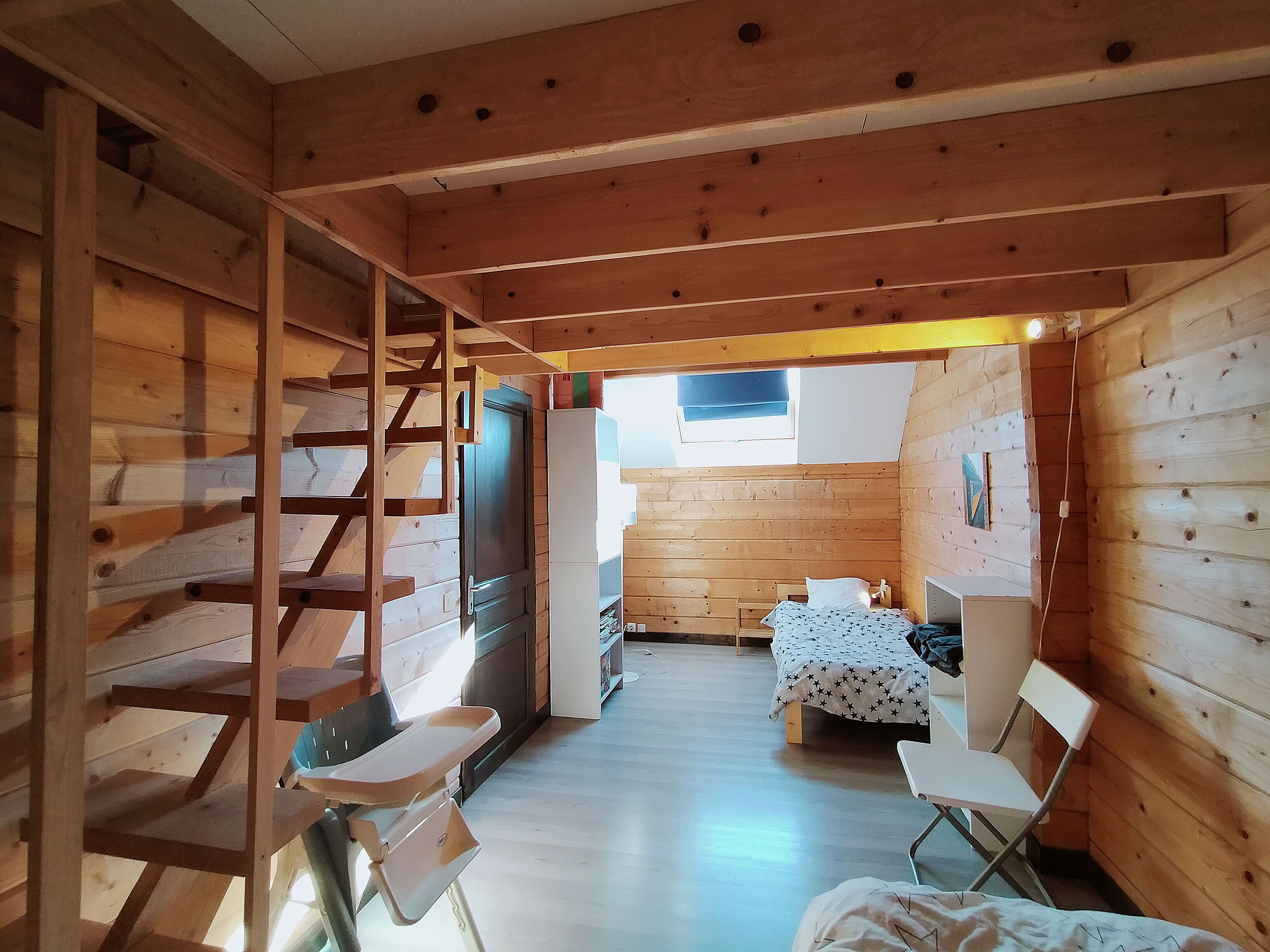 2 間睡房、書桌、熨斗/熨衫板、可攜式嬰兒床