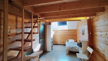 2 chambres, bureau, fer et planche Ă repasser, lit parapluie