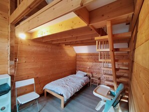 2 chambres, bureau, fer et planche à repasser, lit de bébé portatif