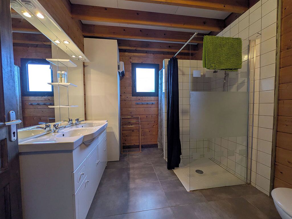 Douche, sèche-cheveux, serviettes fournies, savon