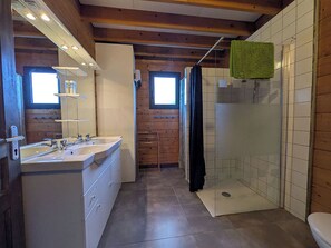 Dusche, Haartrockner, Handtücher, Seife