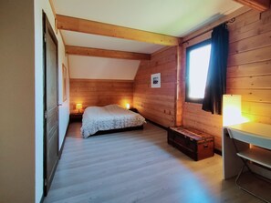 2 camere, una scrivania, ferro/asse da stiro, culla da viaggio