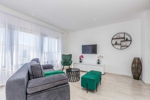 TV - Apartment LAGANINI I near the beach (Njivice)