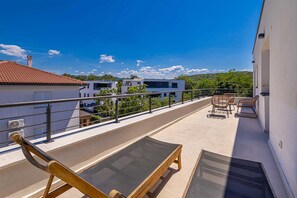 Property grounds - Apartment LAGANINI I near the beach (Njivice)