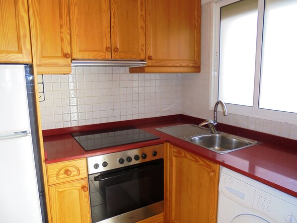 Frigorífico, microondas, horno y cafetera o tetera