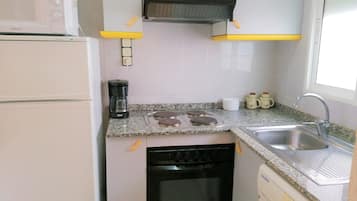 Kühlschrank, Mikrowelle, Ofen, Wasserkocher mit Kaffee-/Teezubehör