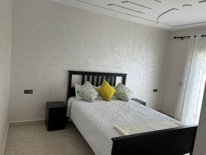 2 habitaciones, tabla de planchar con plancha y ropa de cama 