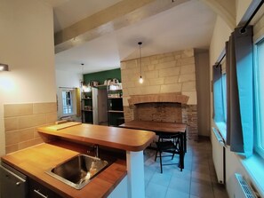 Réfrigérateur, micro-ondes, four, plaque de cuisson