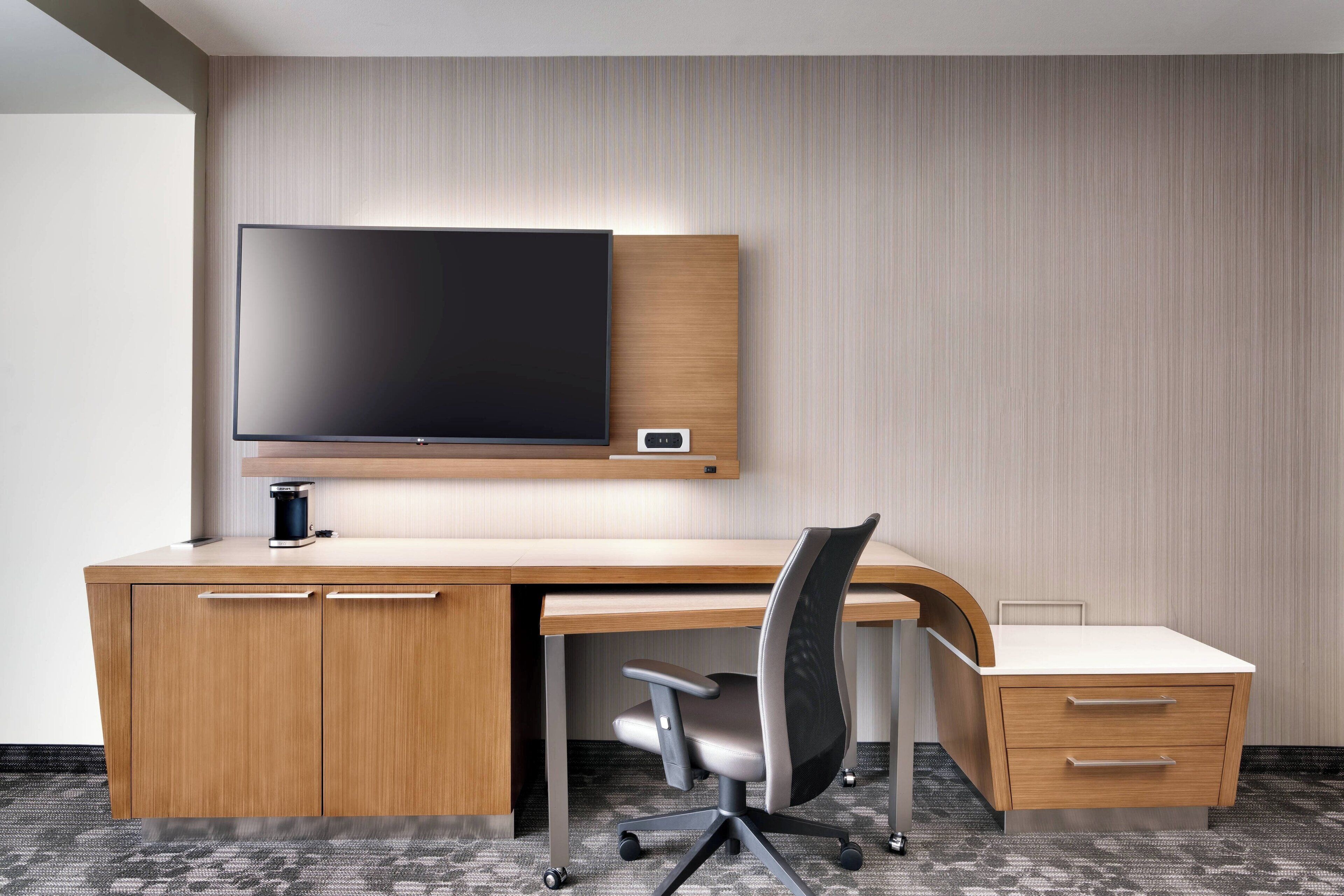 1 bedroom, premium bedding, desk, laptop workspace