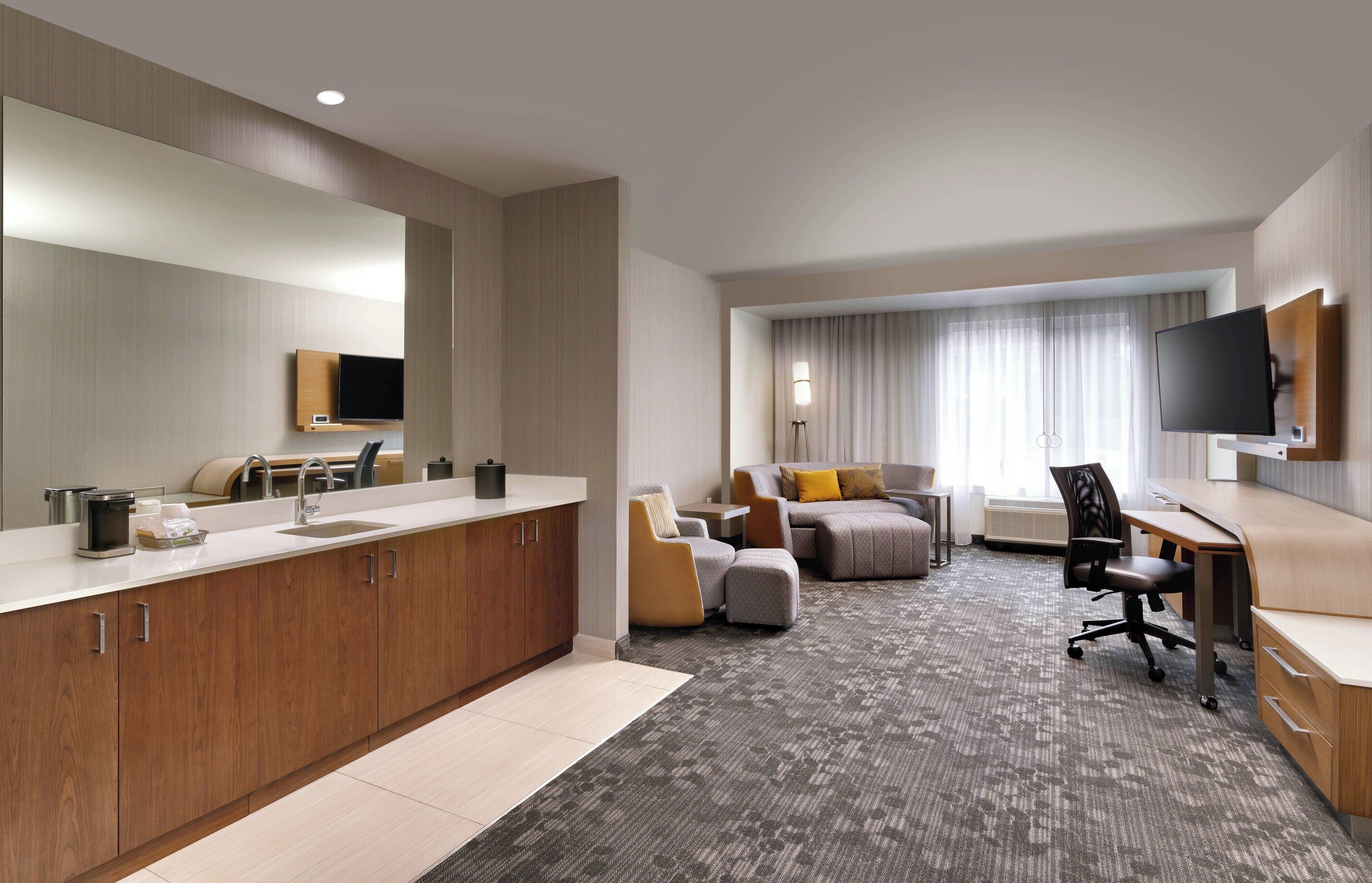 suite, 1 king bed with sofa bed | bar (on property)