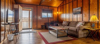 Cowboy Bunkhouse #2, clean rustic charm, located in South Fork Valley, 10 minutes from Downtown Cody