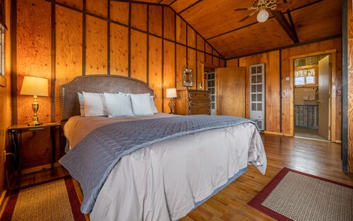 Cowboy Bunkhouse #2, clean rustic charm, located in South Fork Valley, 10 minutes from Downtown Cody