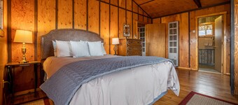 Cowboy Bunkhouse #2, clean rustic charm, located in South Fork Valley, 10 minutes from Downtown Cody
