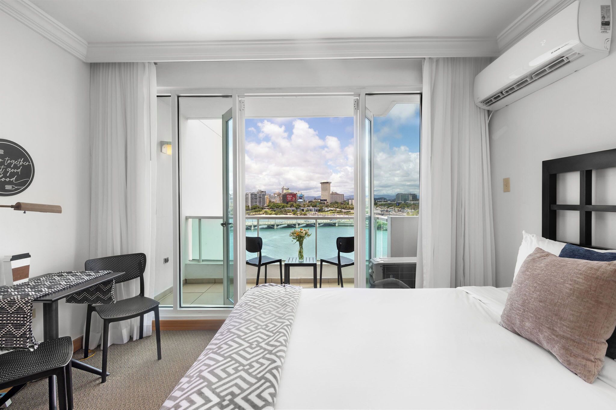 Fer et planche à repasser, lit parapluie, Wi-Fi, draps fournis