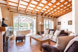 Älytelevisio, takka, pöytätennispöytä