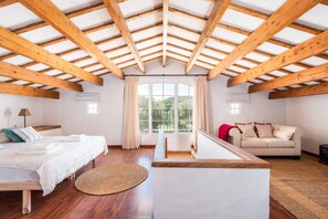 4 slaapkamers, een bureau, een strijkplank/strijkijzer, gratis wifi