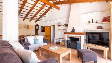 Smart TV, chimenea y tenis de mesa