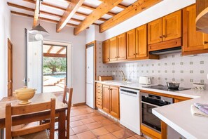 Jääkaappi, mikroaaltouuni, uuni, astianpesukone