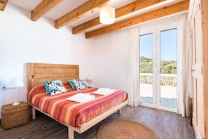 4 bedrooms, desk, iron/ironing board, free WiFi