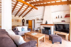 Älytelevisio, takka, pöytätennispöytä